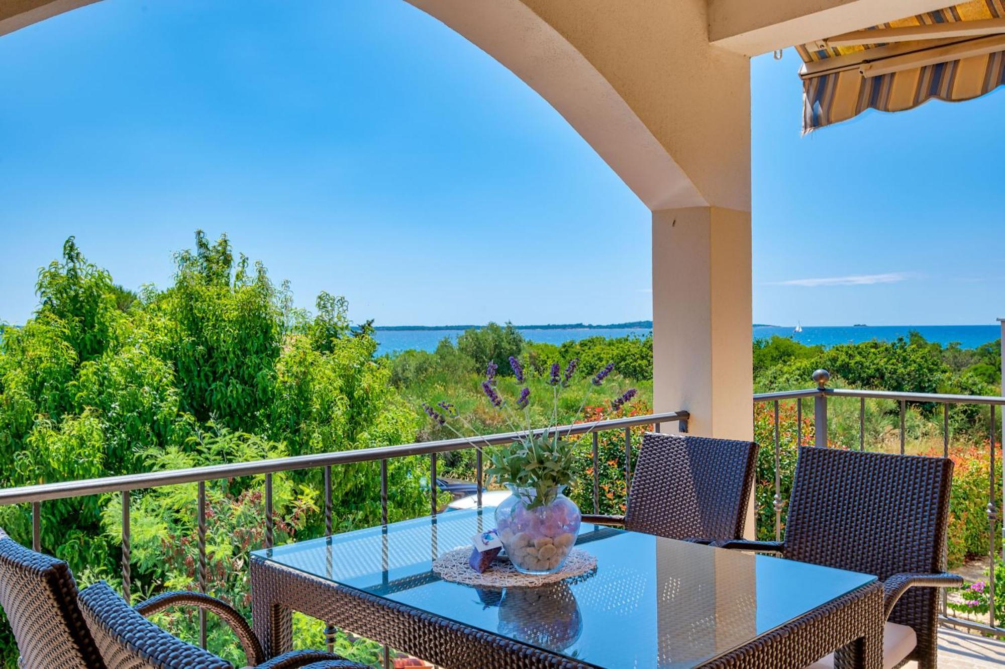 Teuta Apartments - A Beach And A Sea View Peroj