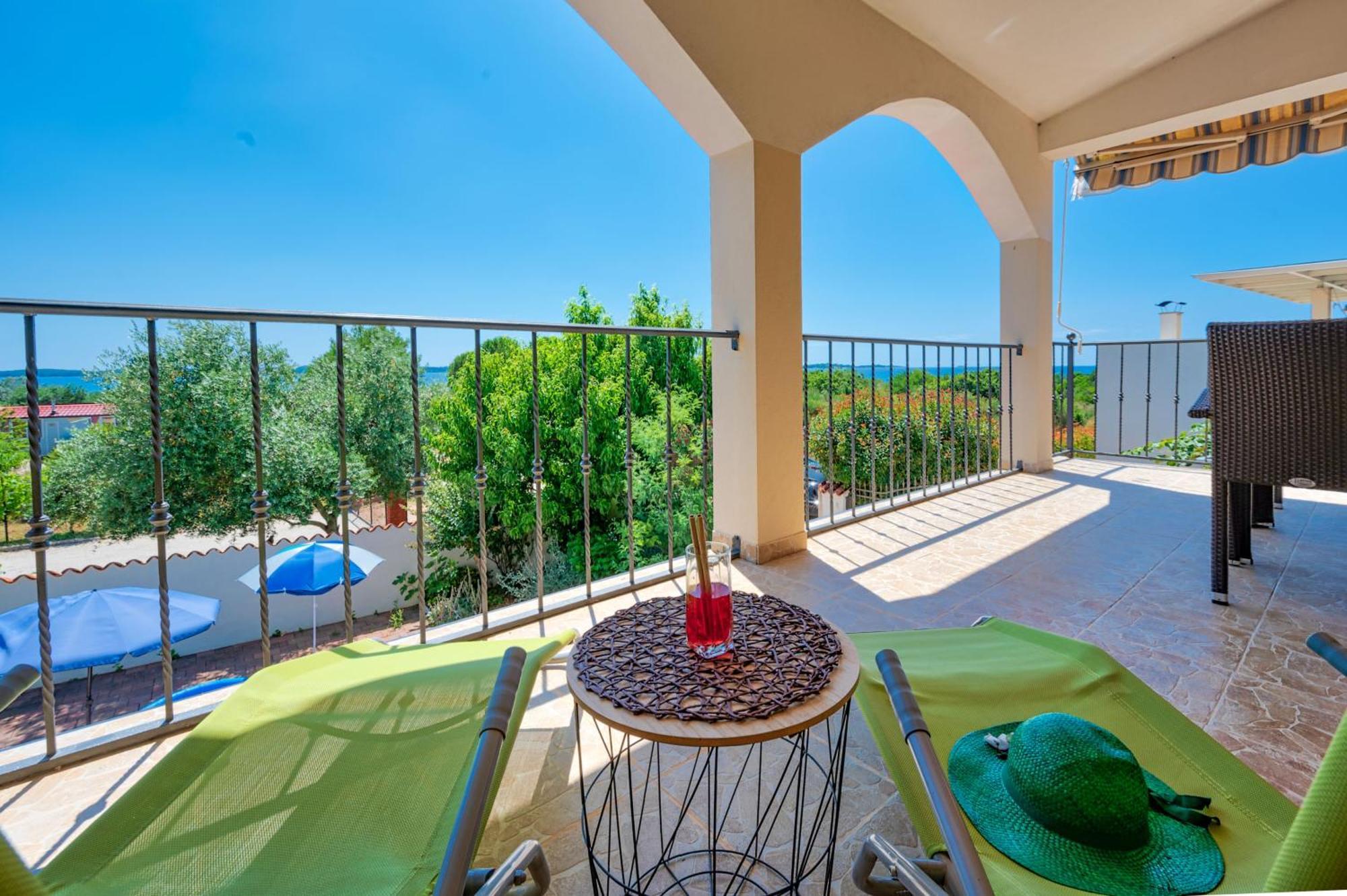 Teuta Apartments - A Beach And A Sea View Apartment