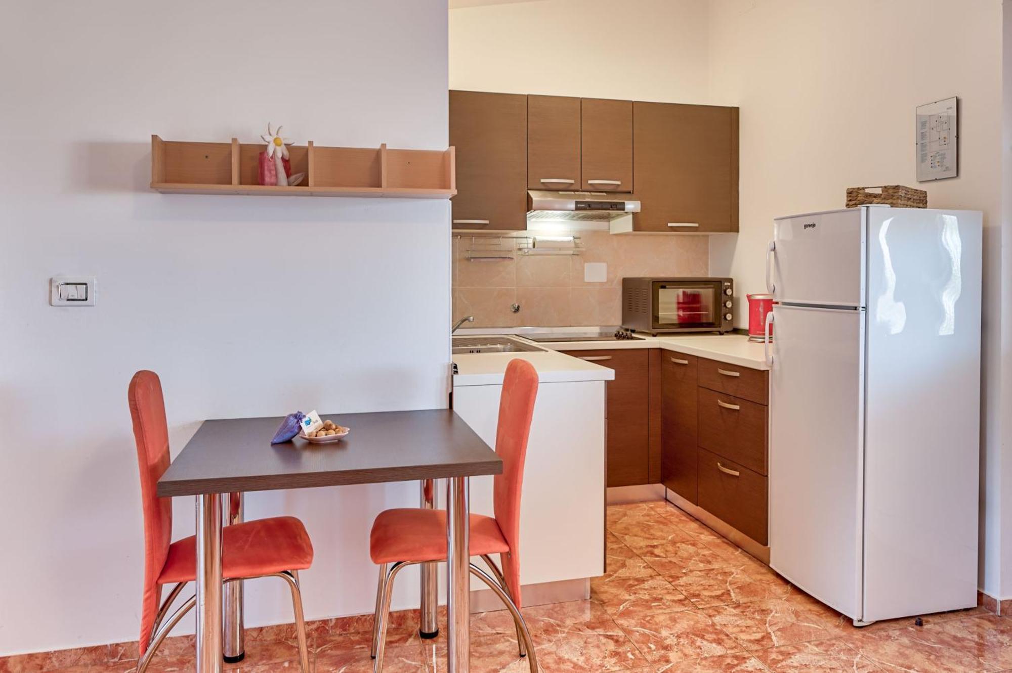 Teuta Apartments - A Beach And A Sea View *