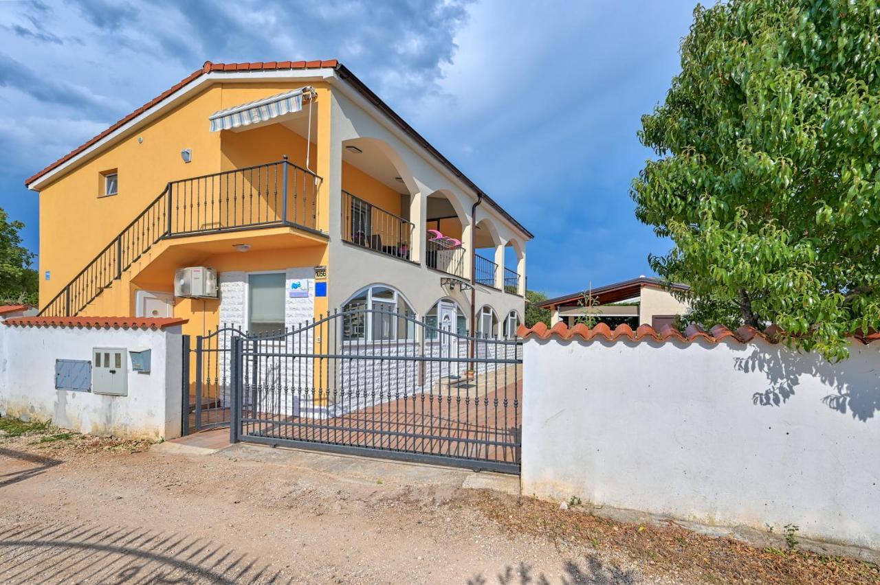 Teuta Apartments - A Beach And A Sea View Apartment *
