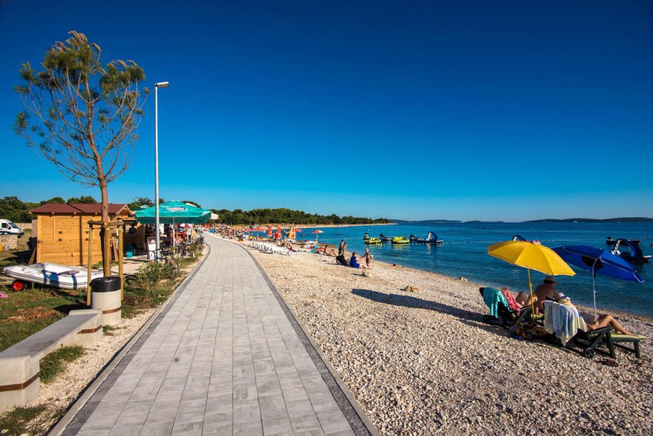 Teuta Apartments - A Beach And A Sea View Apartment Peroj