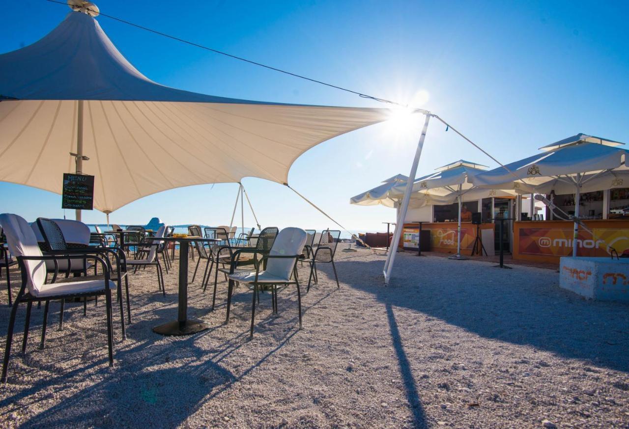 Teuta Apartments - A Beach And A Sea View * Peroj