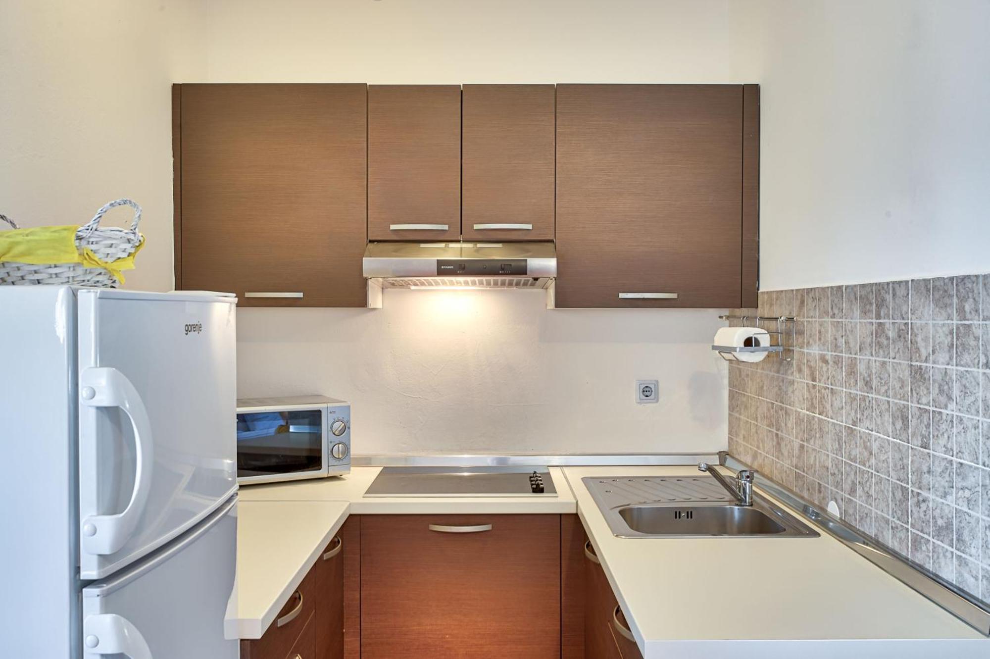 Teuta Apartments - A Beach And A Sea View