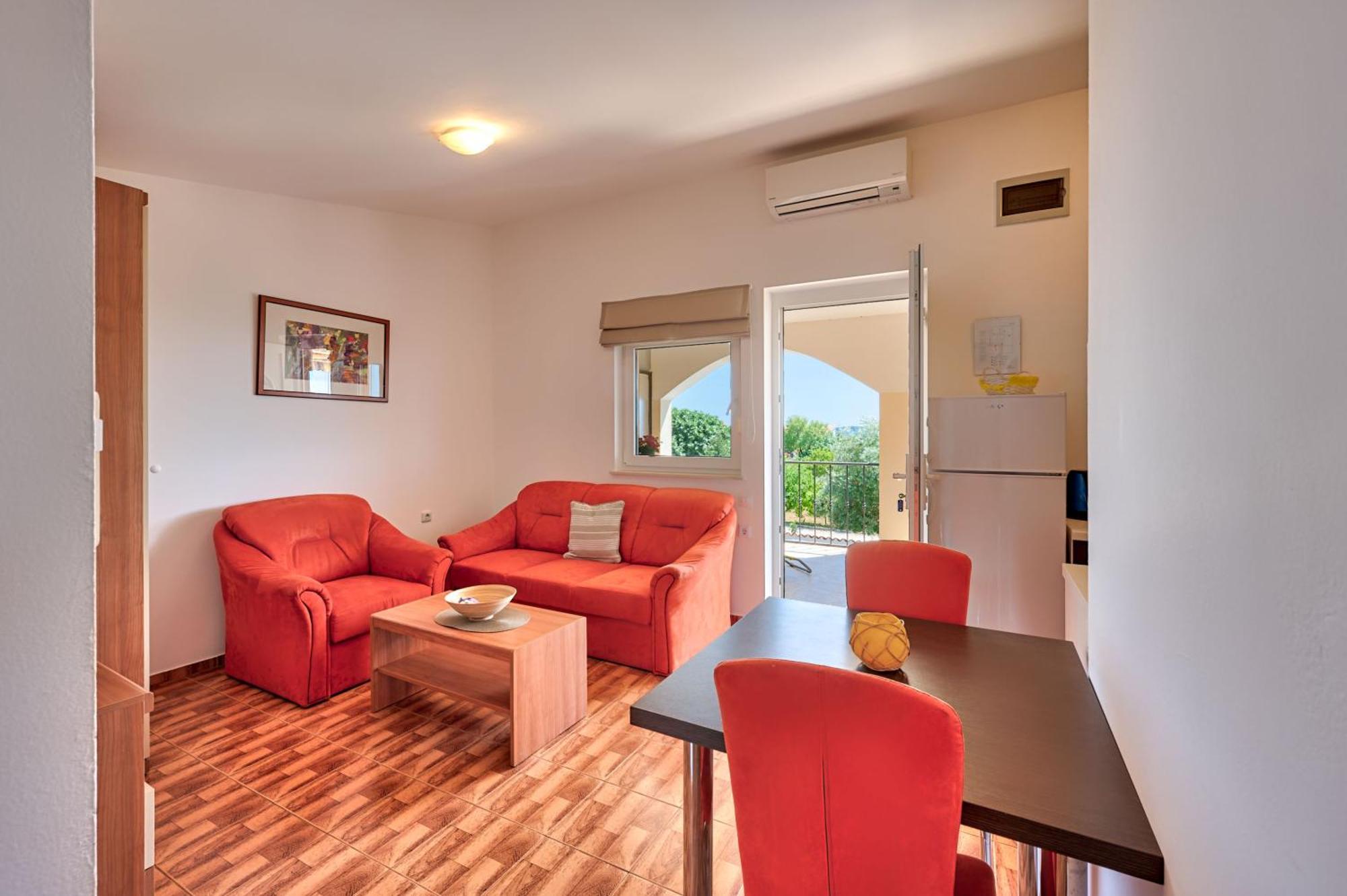 Teuta Apartments - A Beach And A Sea View Apartment *