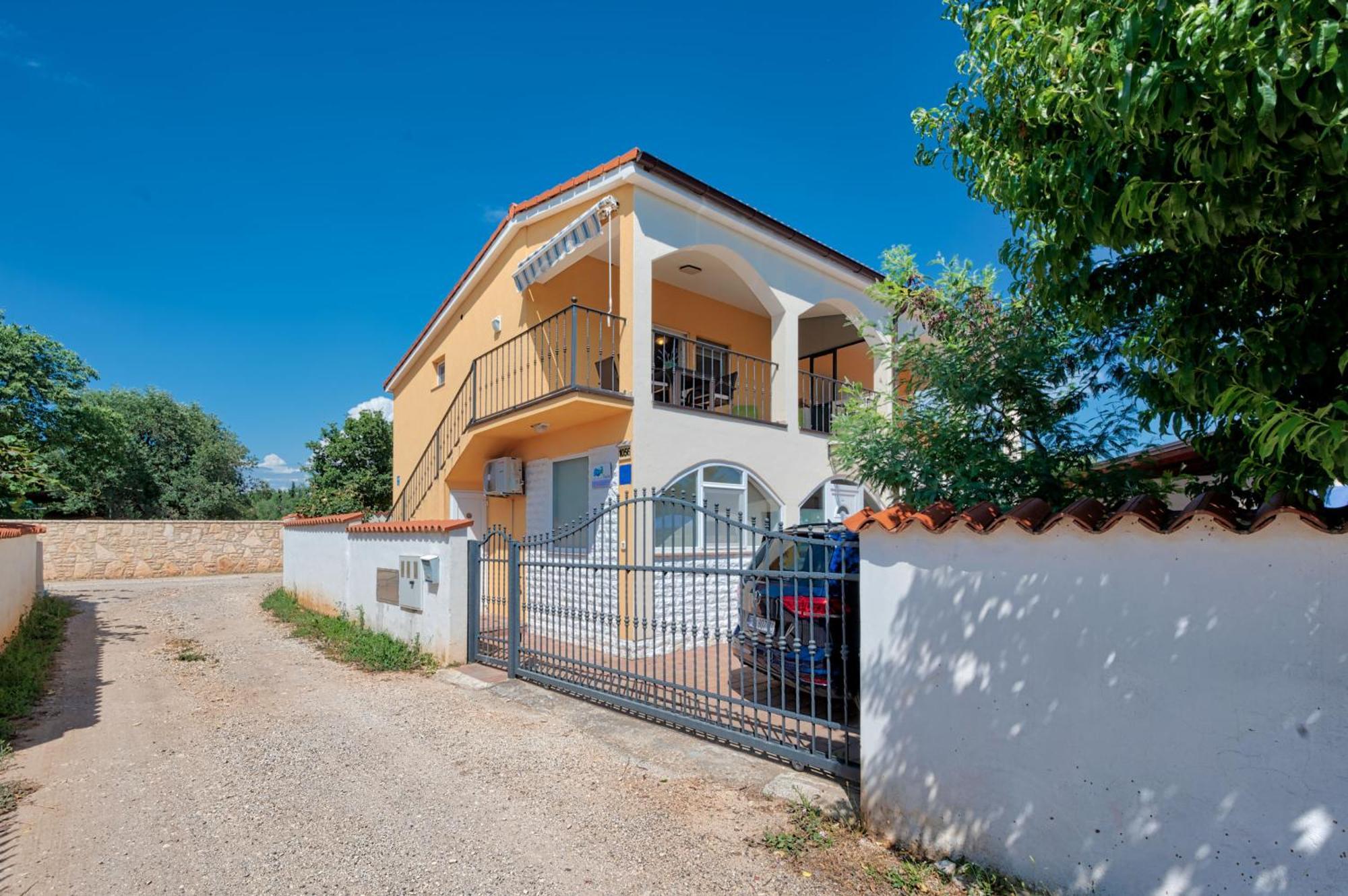 Teuta Apartments - A Beach And A Sea View Peroj