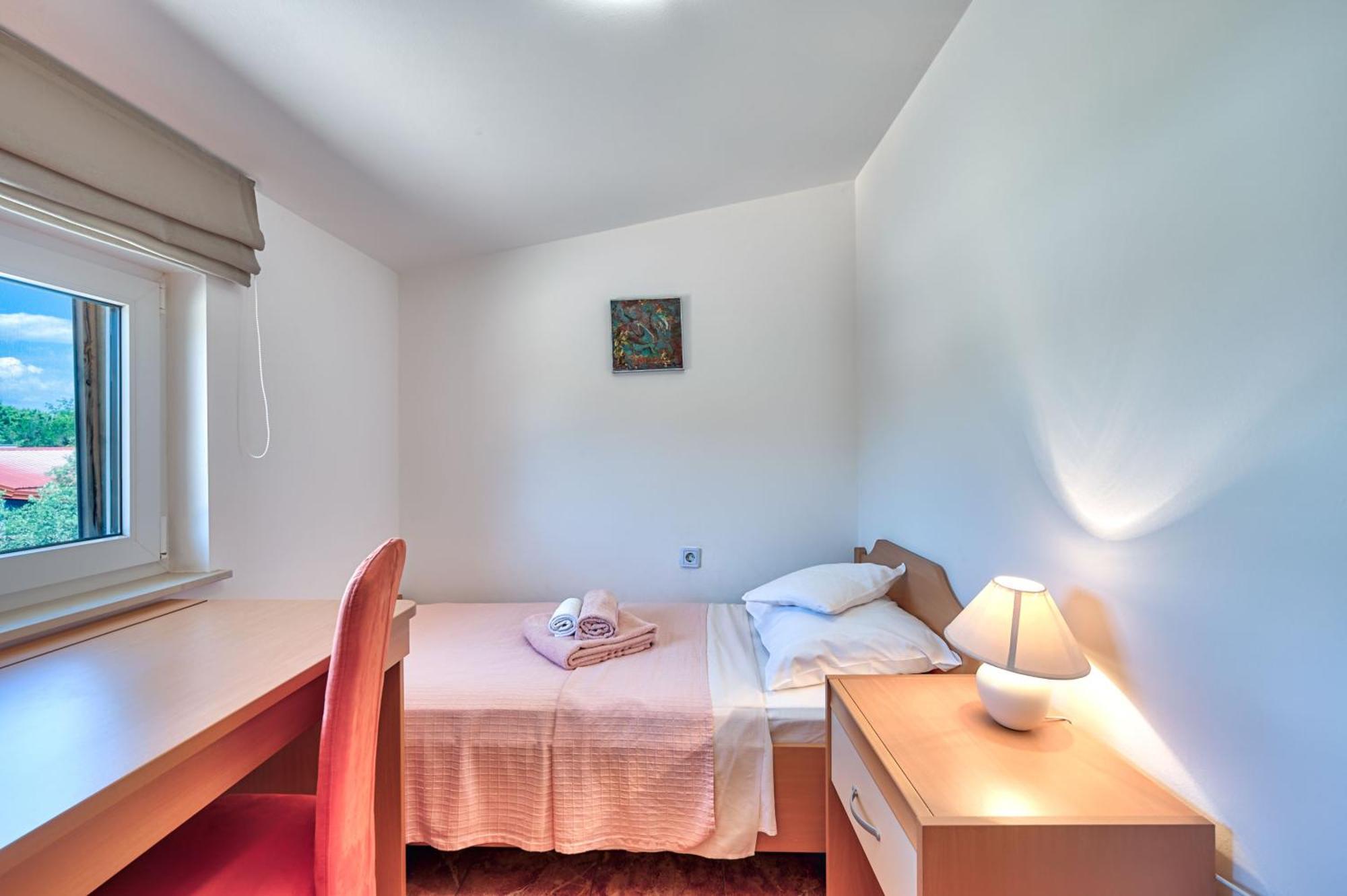 Teuta Apartments - A Beach And A Sea View Peroj