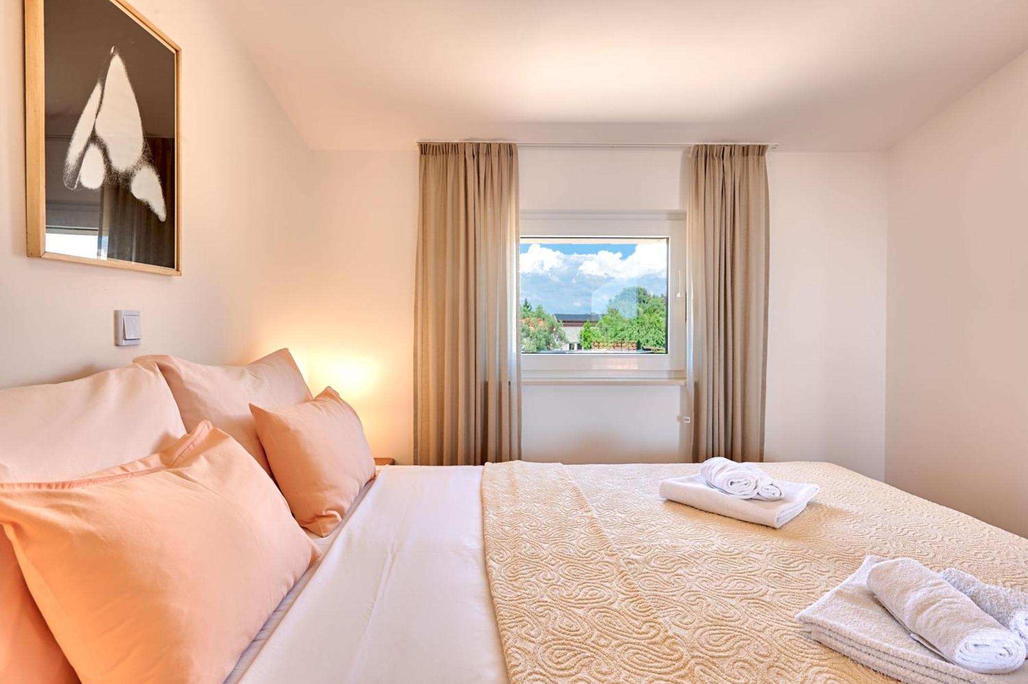 Teuta Apartments - A Beach And A Sea View Apartment Peroj