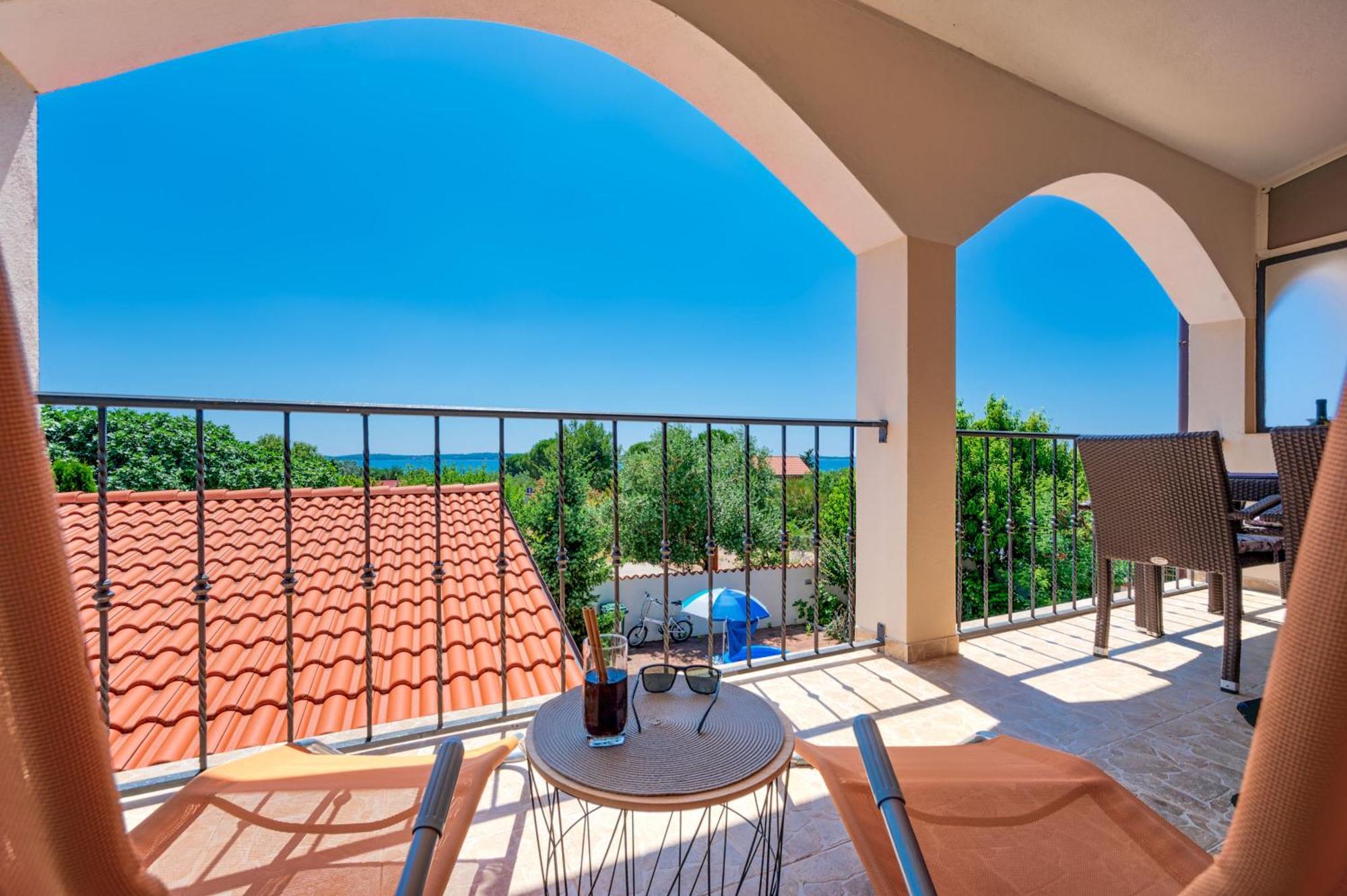 Teuta Apartments - A Beach And A Sea View Peroj
