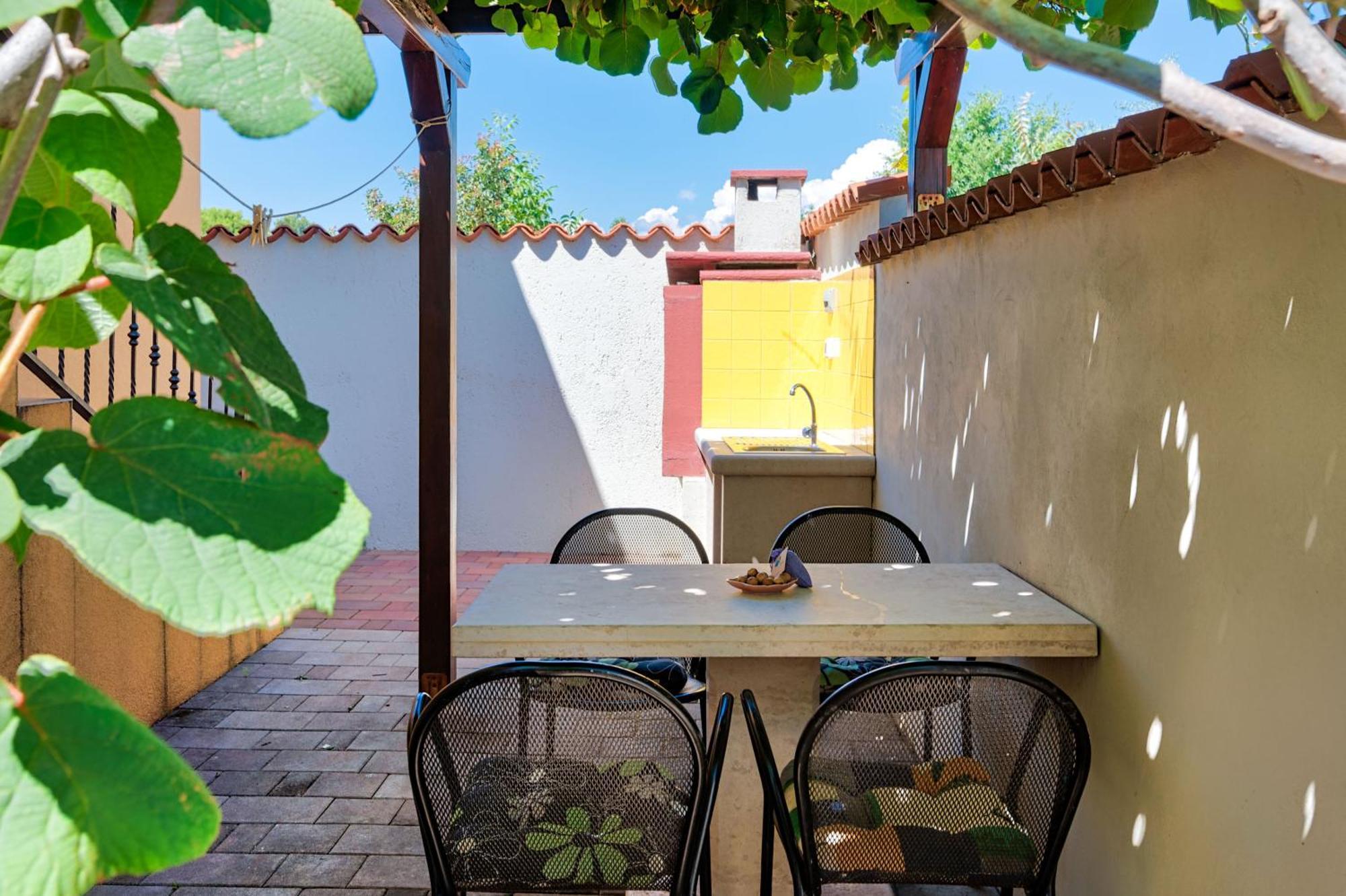 Teuta Apartments - A Beach And A Sea View * Peroj