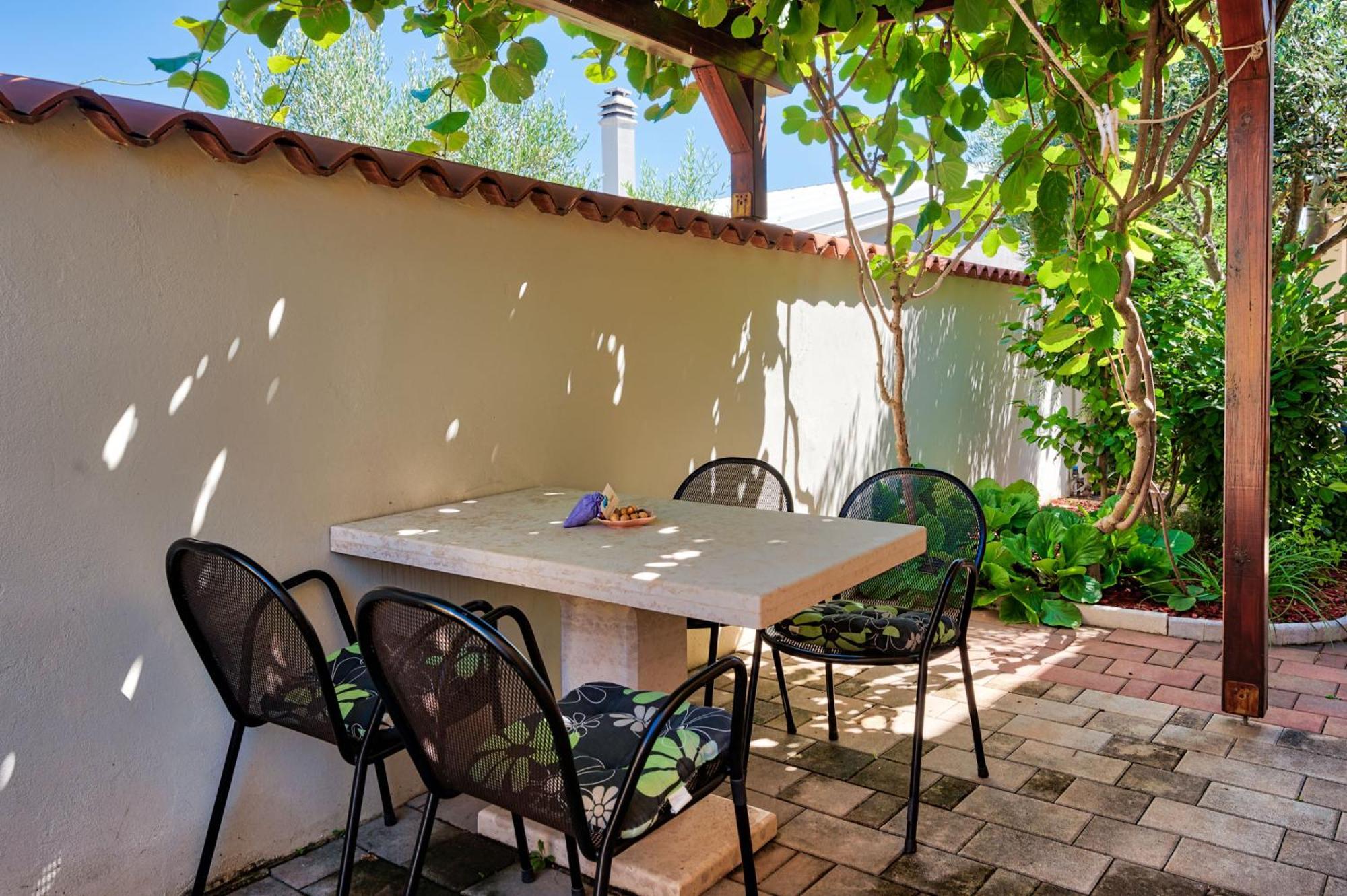 Teuta Apartments - A Beach And A Sea View Apartment *