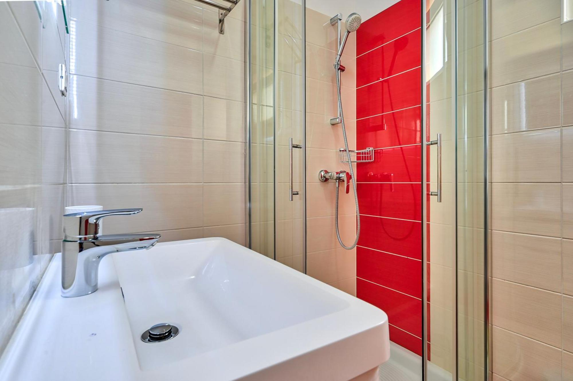 Teuta Apartments - A Beach And A Sea View Peroj